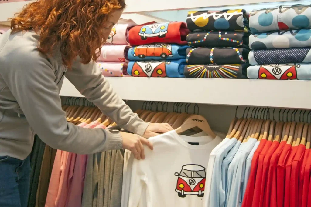 T-shirt Printing Methods: Types, Pros & Cons 8 T-shirt Printing Methods Overview
